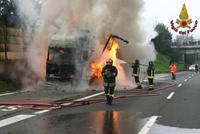 Incendio autoarticolato sulla A1